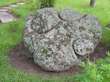 Dapšių akmuo su jame iškaltais 4 apskritimais Ruzguose