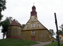 Pavandenės Šv. Onos bažnyčia su varpine
